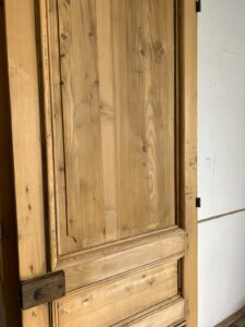 Décapage porte en bois massif